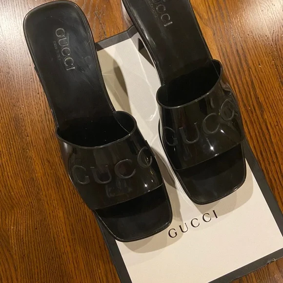 GUCCI WOMEN’S RUBBER SLIDE SANDAL - Picture 2 of 4